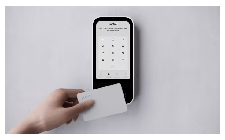  - <p>Lorsque quelqu’un utilise la carte Pass ou le badge Tag, cette action est enregistrée dans l’historique des événements dans les applications Ajax. L’administrateur du système peut à tout moment révoquer ou restreindre les autorisations d’accès du dispositif de proximité.</p>